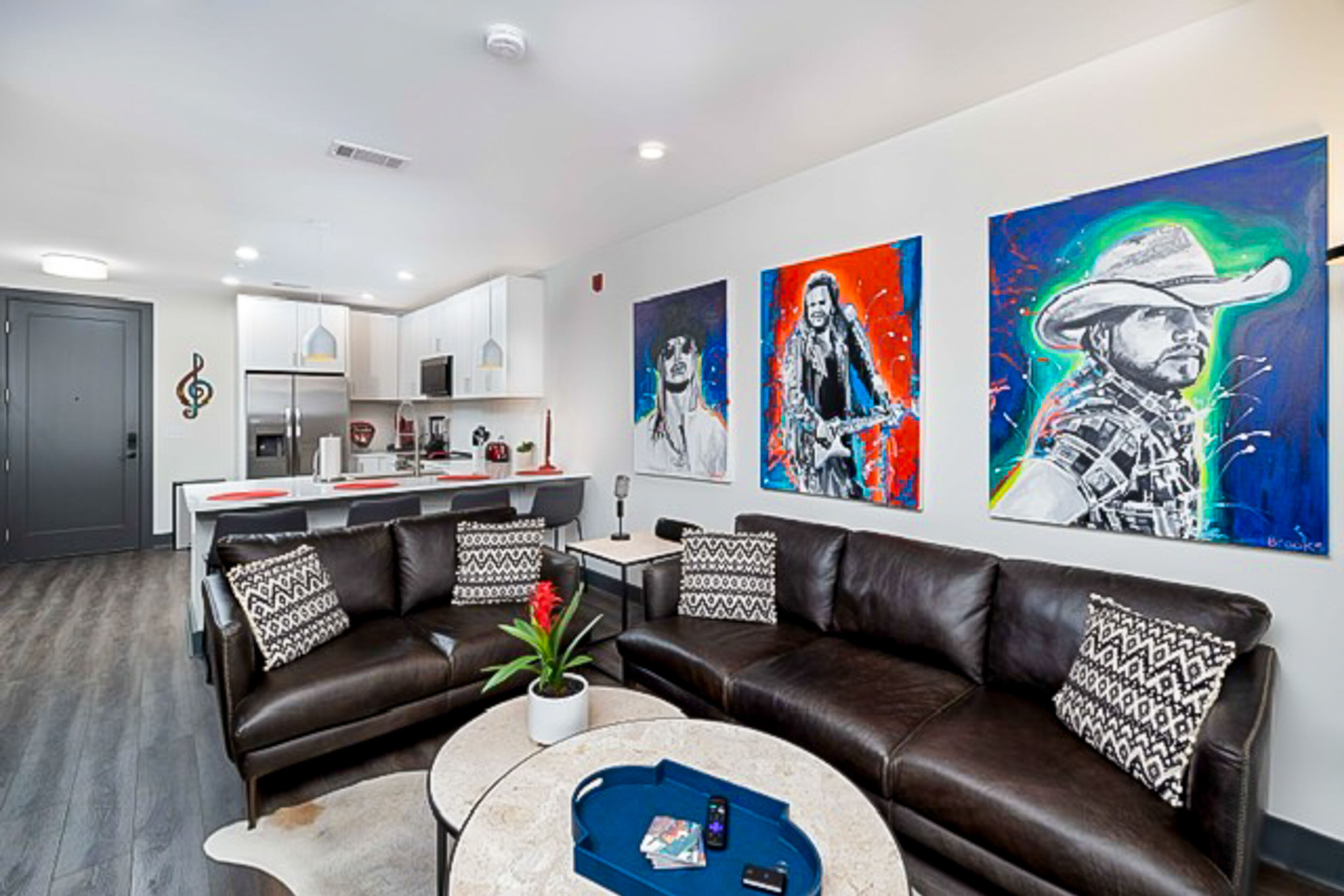 Legends at the Muse - artful condo with city-view balcony, full kitchen, AC & gym