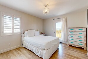 4 habitaciones, tabla de planchar con plancha y acceso a internet 