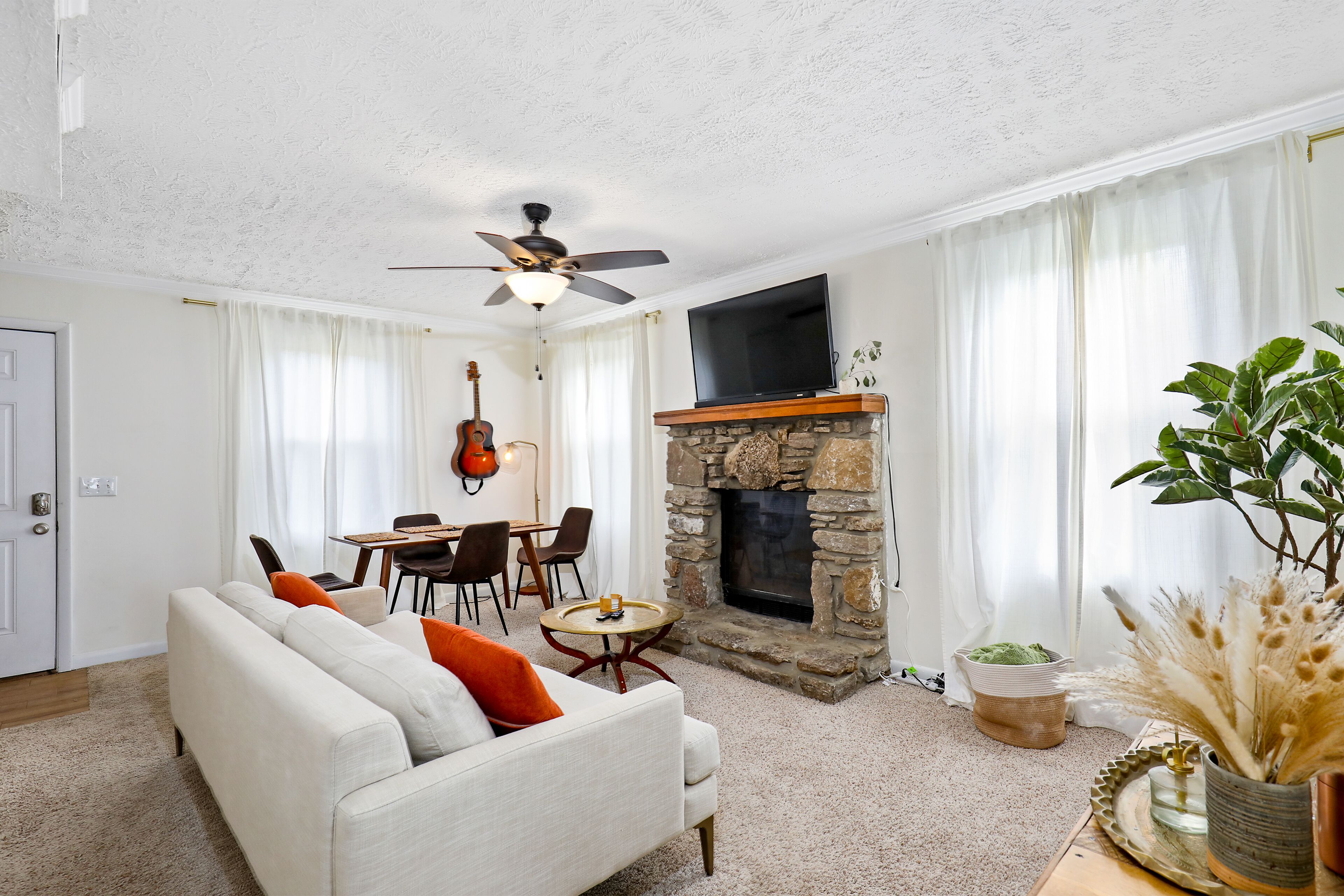 Charming home near Grand Ole Opry with central AC, fast WiFi, washer/dryer, desk