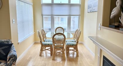 Beautiful condo in prime location! 2 blocks from boardwalk & convention center.