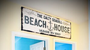 Et værelse med et skilt, der viser "The Salty Seagull Beach House Wildwood, New Jersey".