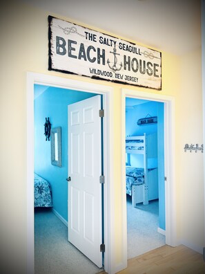 3 habitaciones, tabla de planchar con plancha y cuna de viaje