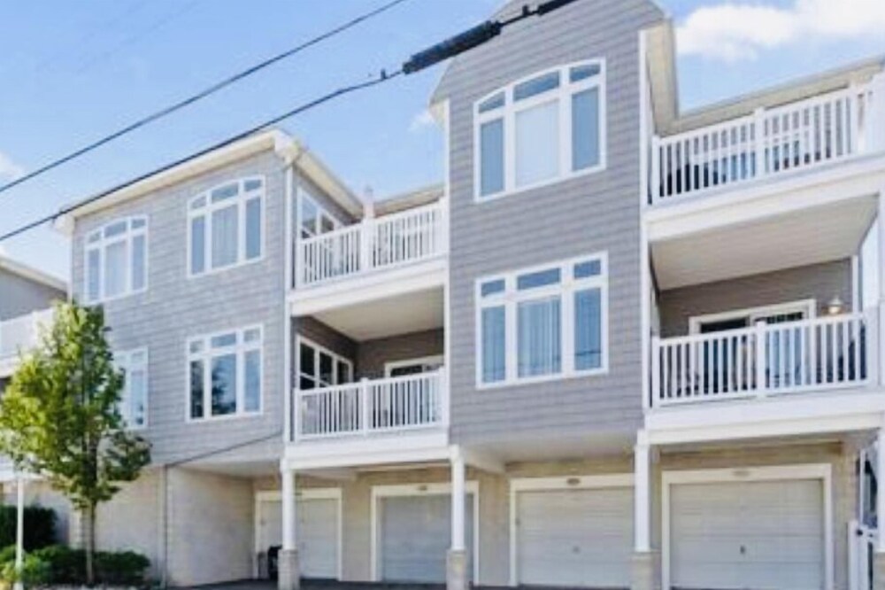 Beautiful condo 2 blocks from boardwalk & convention center. Garage w/ balcony!