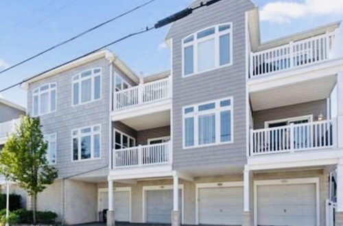 Beautiful condo in prime location! 2 blocks from boardwalk & convention center.