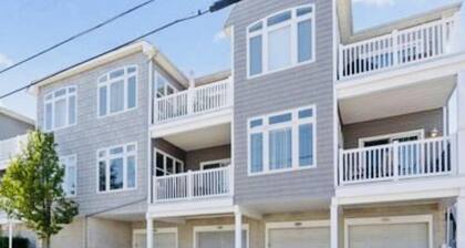 Beautiful condo in prime location! 2 blocks from boardwalk & convention center.