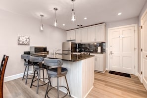 Réfrigérateur, micro-ondes, four, plaque de cuisson