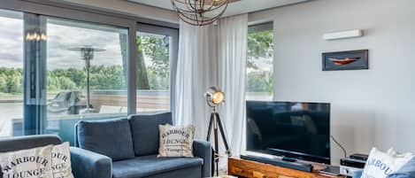 Smart TV, chimenea y impresora