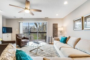 Televisión y chimenea 