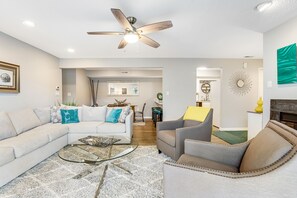 Televisión y chimenea 