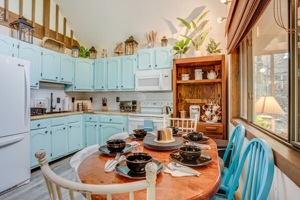 Køleskab, mikrobølgeovn, ovn, kogeplade