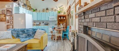 تلفزيون، مدفأة، ستيريو