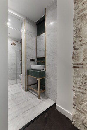 Superior Stone Room With Balcony | Bathroom | Shower, free toiletries, hair dryer, bathrobes - Pera Rasso Hotel Boutique Hotel (Istanbul)