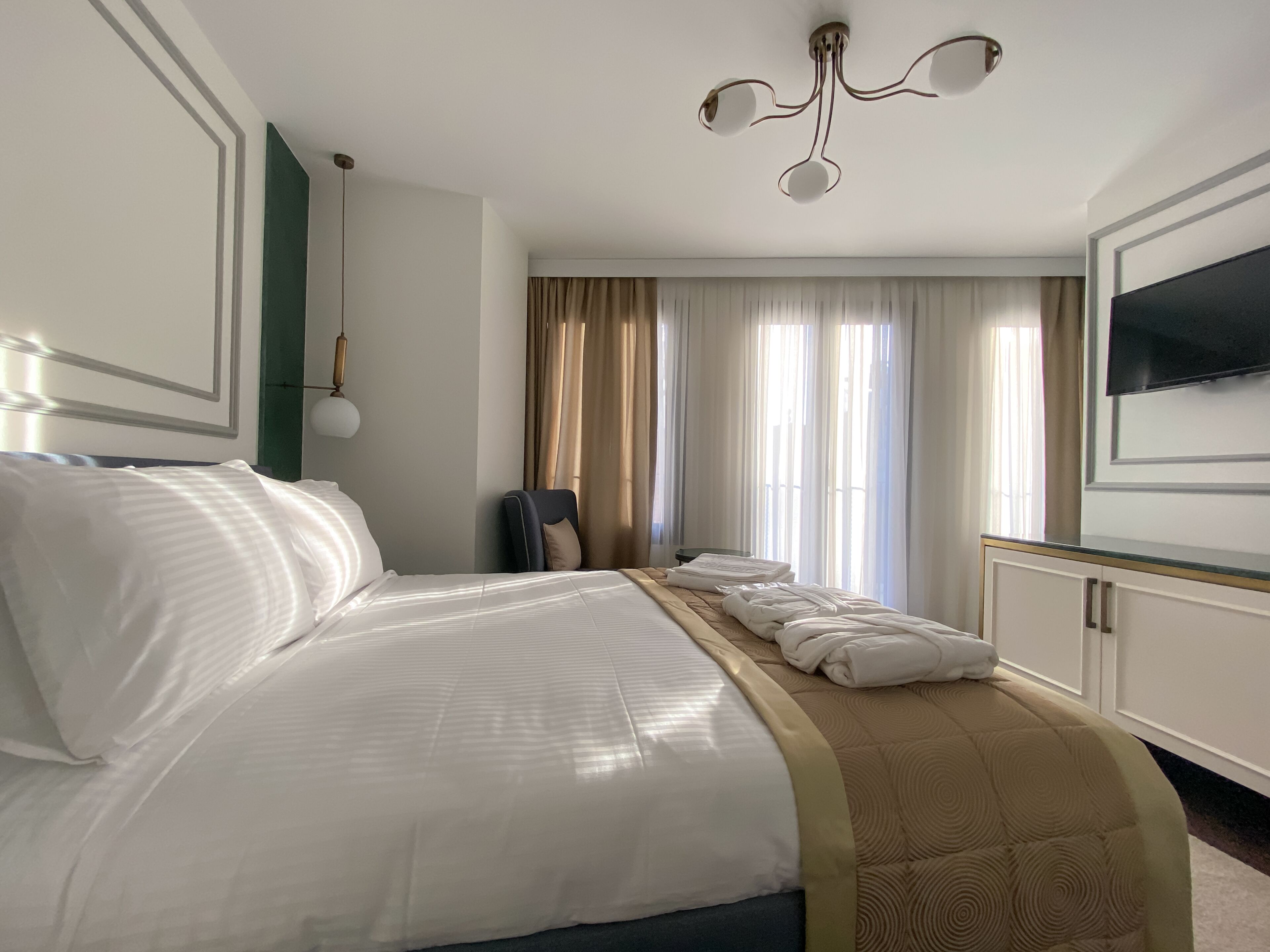 Premium bedding, in-room safe, desk, blackout drapes