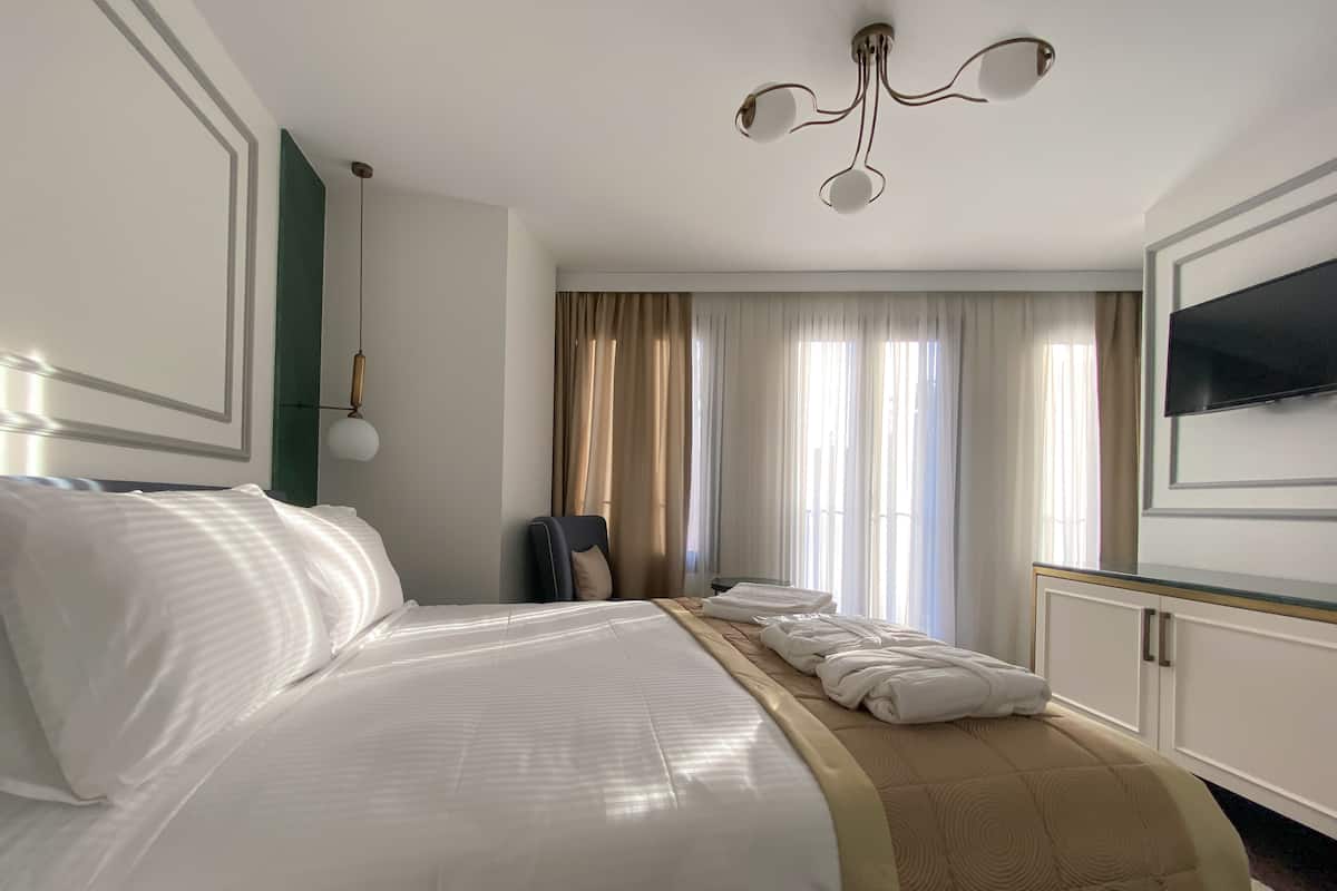 Premium bedding, in-room safe, desk, blackout drapes