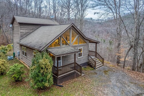 Outstanding mountain home with firepit, fast WiFi, furnished deck, views & grill