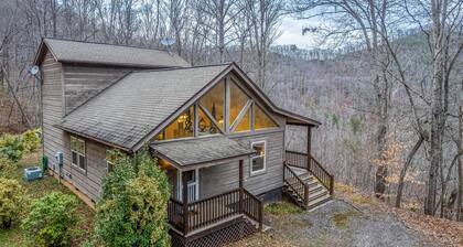 Outstanding mountain home with firepit, fast WiFi, furnished deck, views & grill