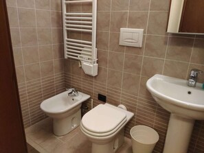 Combined shower/bathtub, bidet - Milan City Apartment (Milano)