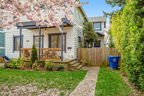 Remodeled studio in lovely neighborhood with shared yard and fast WiFi - dog OK