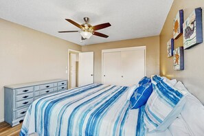 2 عدّة غرف نوم وخدمة الإنترنت وملاءات أسرّة