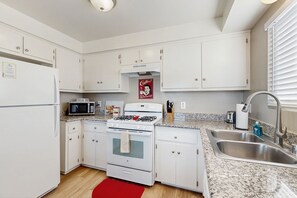 ثلاجة، ميكروويف، فرن، موقد طهي مسطح