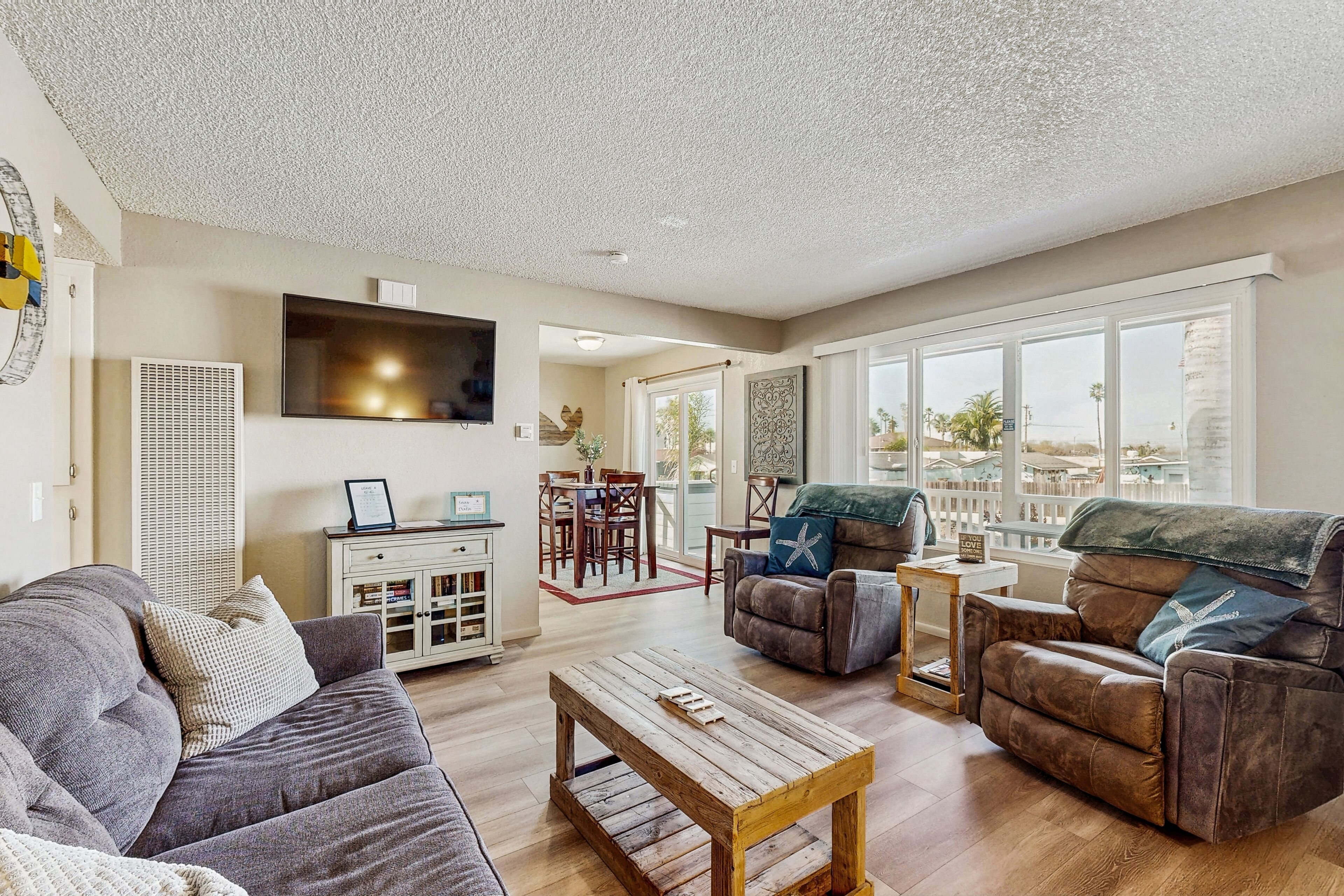 Télévision, cheminée, livres