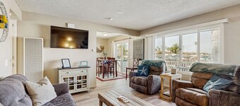 Terrific home close to the beach, restaurants, parks, and activities w/free WiFi