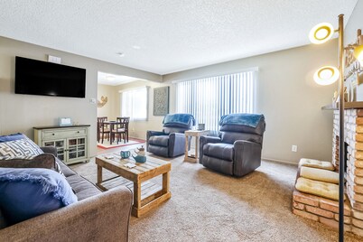 Terrific home close to the beach, restaurants, parks, and activities w/free WiFi