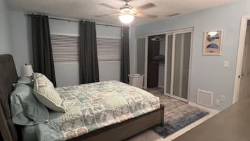 3 habitaciones, tabla de planchar con plancha y cuna de viaje