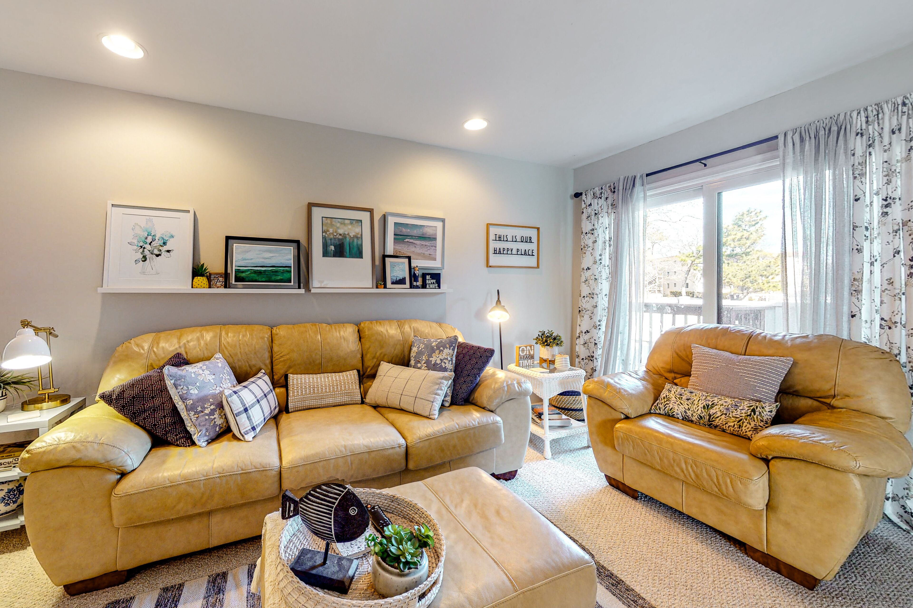 Quiet, single-level condo with a pool, fast WiFi, central AC, & a washer/dryer