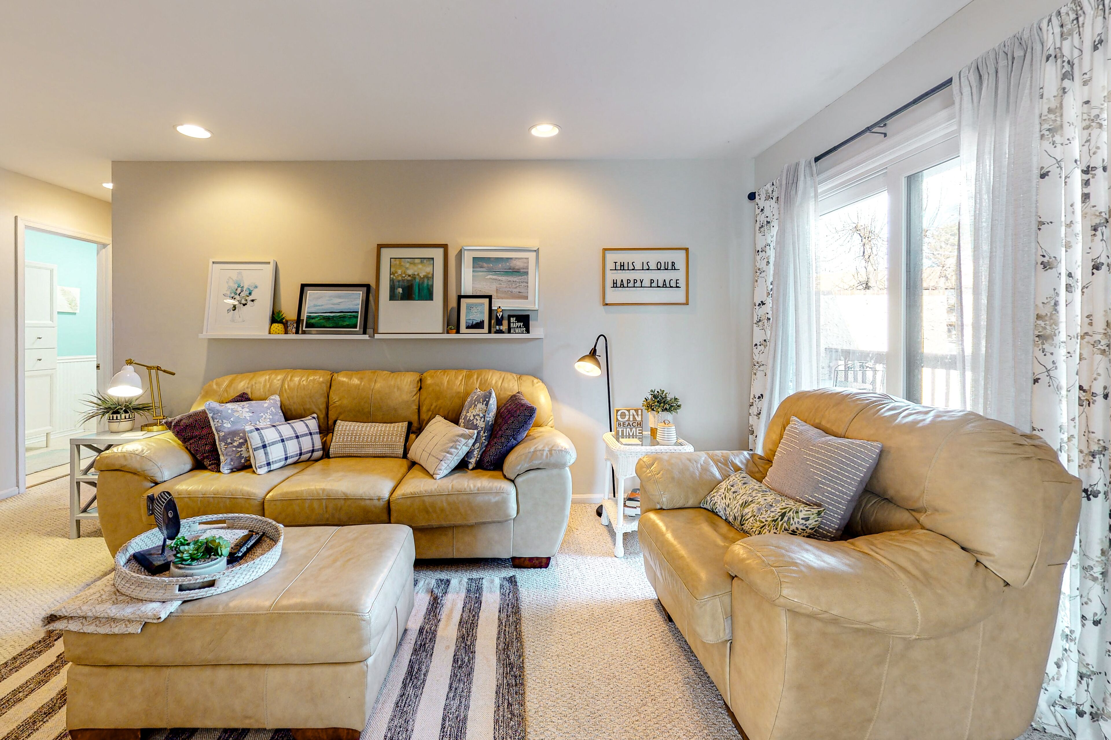 Quiet, single-level condo with a pool, fast WiFi, central AC, & a washer/dryer