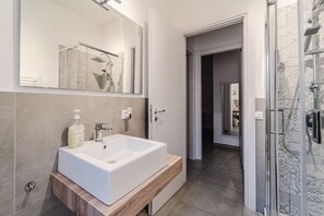 Shower, hair dryer, bidet, towels - Welcoming and new apartment in the historic center - Cala di Palermo (Palermo)