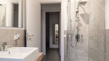 Dusche, Haartrockner, Bidet, Handtücher