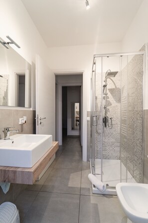 Dusche, Haartrockner, Bidet, Handtücher