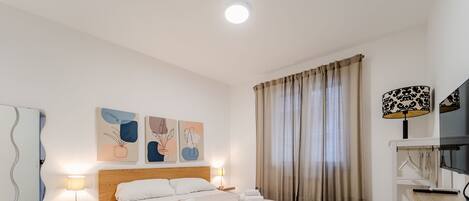 2 habitaciones, escritorio y tabla de planchar con plancha