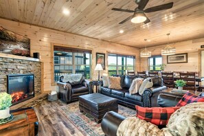Smart TV, fireplace, foosball - Wow Views! Theater/HotTub/Game Rm/Pet Friendly (Pigeon Forge)