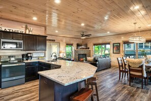 Fridge, microwave, oven, stovetop - Spring Sale!| 6BR| Theater| Hot Tub| Game| Pet Friendly (Pigeon Forge)