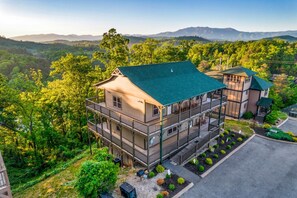 Exterior - Spring Sale!| 6BR| Theater| Hot Tub| Game| Pet Friendly (Pigeon Forge)
