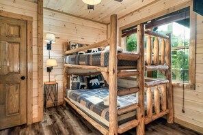 6 bedrooms, iron/ironing board, travel cot, WiFi - Wow Views! Theater/HotTub/Game Rm/Pet Friendly (Pigeon Forge)