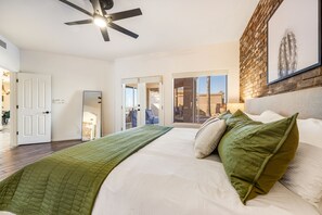 4 bedrooms, iron/ironing board, Internet, bed sheets - Golf Course Home with Private Pool & Spa, Backyard Putting Green, & Fast WiFi (Mesa)