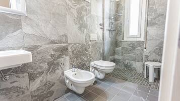 Shower, rainfall showerhead, free toiletries, hair dryer