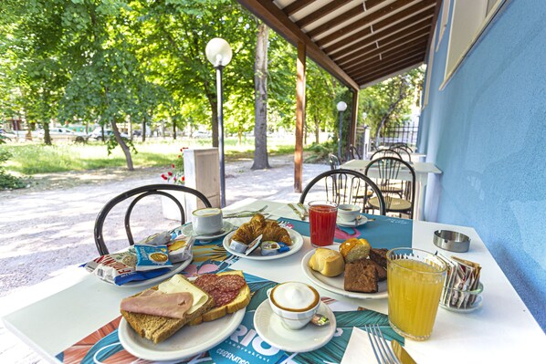 Free daily buffet breakfast