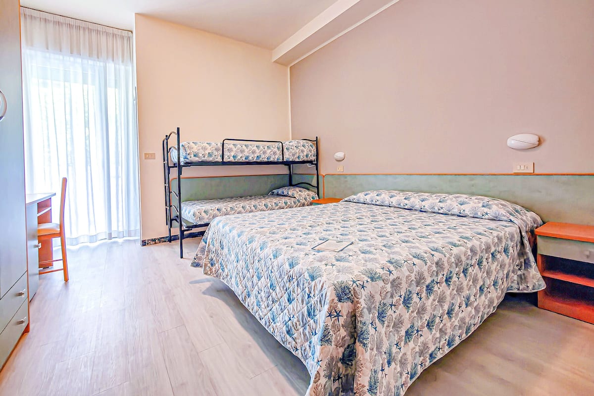 Family Room, Ensuite | In-room safe, desk, laptop workspace, free WiFi