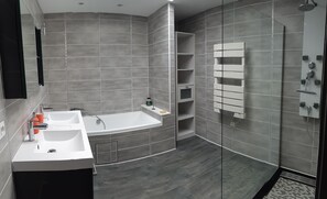 Baignoire, sèche-cheveux, savon, shampoing