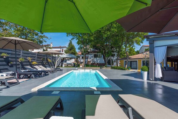 حمّام سباحة مُدفَّأ