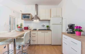 Køleskab, mikrobølgeovn, kogeplade, kaffe-/temaskine