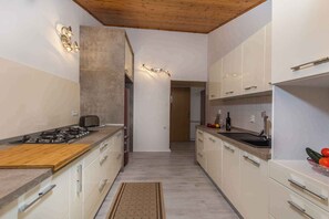 Køleskab, mikrobølgeovn, kogeplade, opvaskemaskine