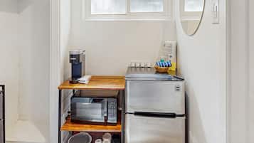 Mini réfrigérateur, micro-ondes, cafetiÚre/bouilloire