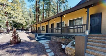 Delightful hotel with lakeview, golf, skiing, WiFi, & Netflix