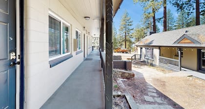 Wholesome hotel with lakeview, golf, skiing, WiFi, & Netflix
