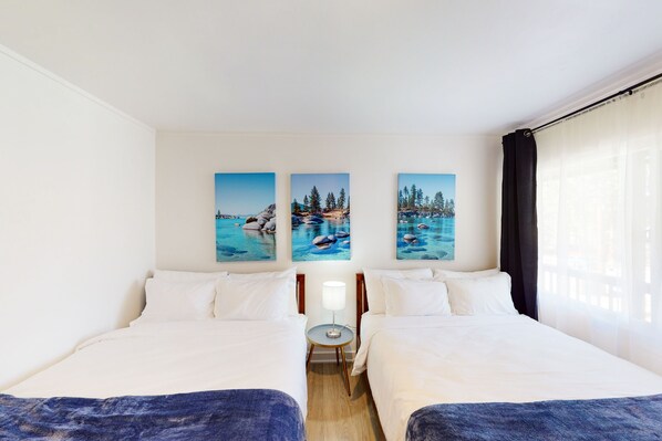 1 bedroom, internet, bed sheets - Inviting hotel with lakeview, golf, skiing, WiFi, & Netflix (Kings Beach)